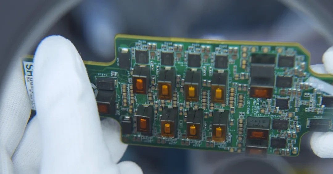 元脑服务器创新AI 芯片供电技术.jpg